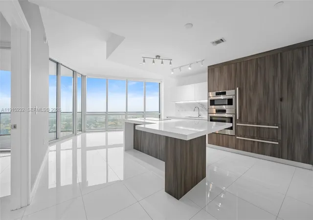 3rd image of 851 Ne 1St Ave #4204, Miami, FL 33132 | MLS# A11910232