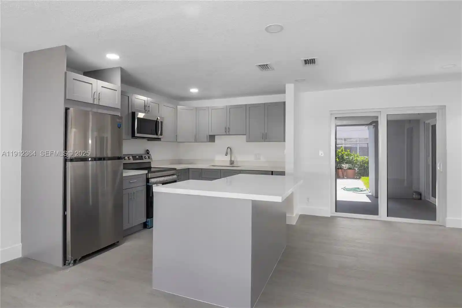 Listing Photo 1 - Condo for sale in 1750 NE 52nd St located at 1750 NE 52nd St, Oakland Park, FL 33334 - Unit 1750 NE 52nd Street