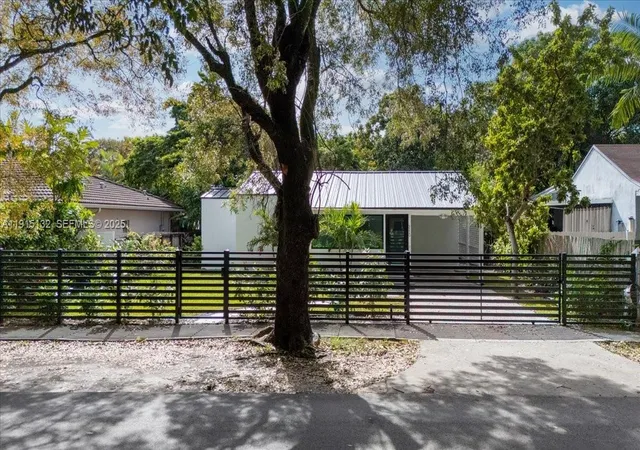 3rd image of 5220 Sw 6 St, Coral Gables, FL 33134 | MLS# A11915132
