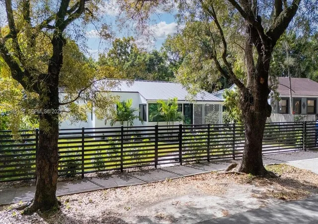4th image of 5220 Sw 6 St, Coral Gables, FL 33134 | MLS# A11915132