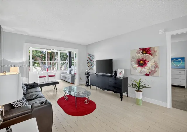 4th image of 7817 Golf Cir Dr #305, Margate, FL 33063 | MLS# A11912933