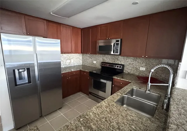 4th image of 19501 W Country Club Dr #PH06, Aventura, FL 33180 | MLS# A11915990