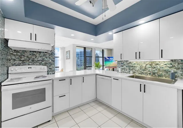 3rd image of 1000 Parkview Dr #518, Hallandale Beach, FL 33009 | MLS# A11916454