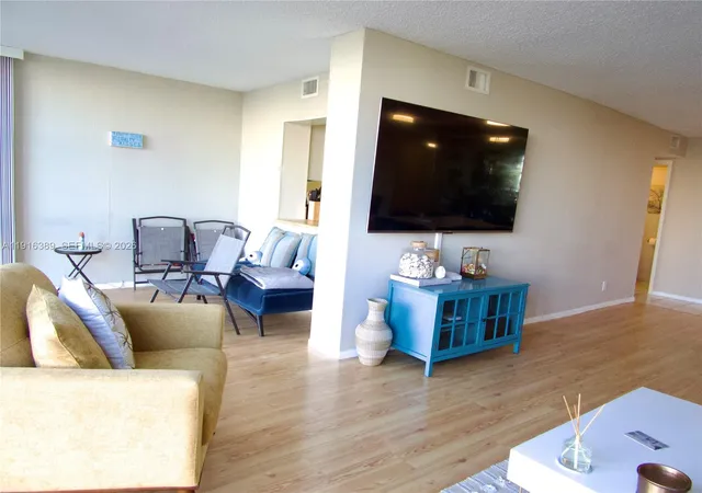 4th image of 800 Parkview Dr #402, Hallandale Beach, FL 33009 | MLS# A11916389