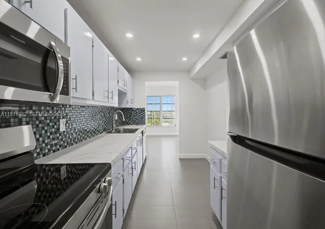 3rd image of 4174 Inverrary Dr #902, Lauderhill, FL 33319 | MLS# A11914982