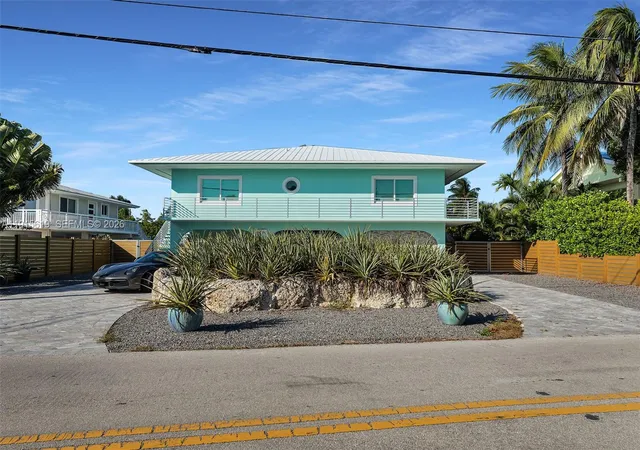 2nd image of 232 W Seaview Dr, Duck Key, FL 33050 | MLS# A11915619