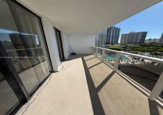 4th image of 3701 N Country Club Dr #706, Aventura, FL 33180 | MLS# A11919244