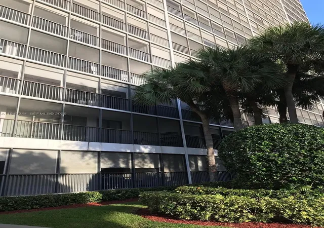 5th image of 3701 N Country Club Dr #706, Aventura, FL 33180 | MLS# A11919244