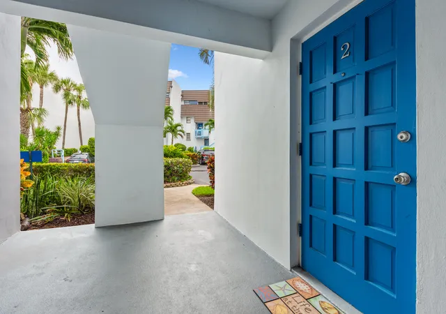 Listing Photo 4 - Condo for sale in building located at 11000 S Ocean Dr, Jensen Beach, FL 34957 - Unit #2-2