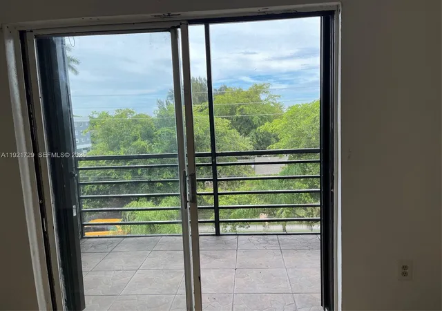 5th image of 13500 Ne 3Rd Ct #402, North Miami, FL 33161 | MLS# A11921729