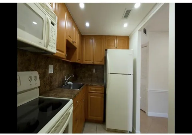 14th image of 9101 Sunrise Lakes Blvd, Sunrise, FL 33322 | MLS# F10539432