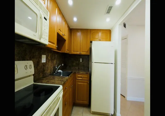 5th image of 9101 Sunrise Lakes Blvd, Sunrise, FL 33322 | MLS# F10539432