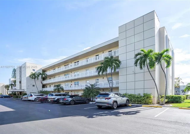 2nd image of 324 Se 10th St #203, Dania, FL 33004 | MLS# A11927731