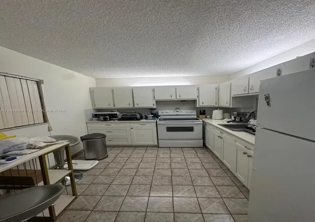 4th image of 2800 Someset Dr #404, Lauderdale Lakes, FL 33311 | MLS# A11928201