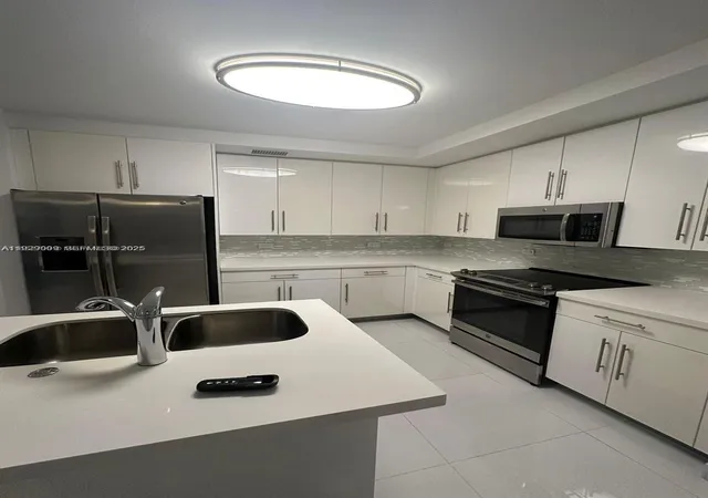 3rd image of 2651 Ne 212Th Ter #400, Miami, FL 33180 | MLS# A11929009