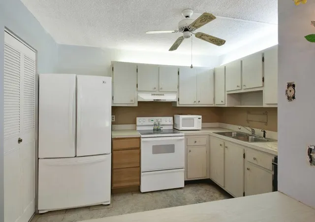 3rd image of 3527 La Palmas Ct #A-1, Greenacres, FL 33463 | MLS# R11147127