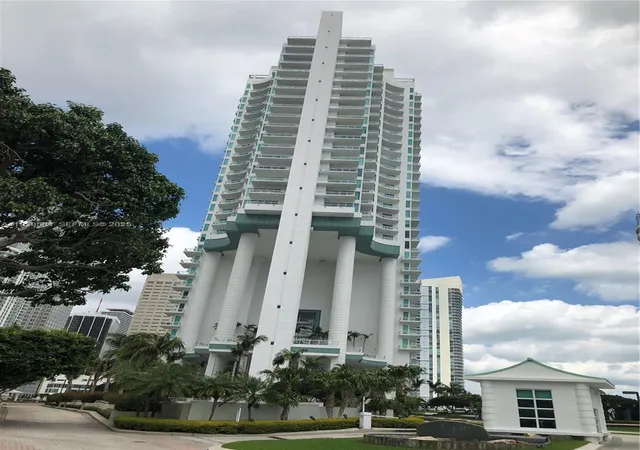 3rd image of 900 Brickell Key Blvd #1602, Miami, FL 33131 | MLS# A11929584