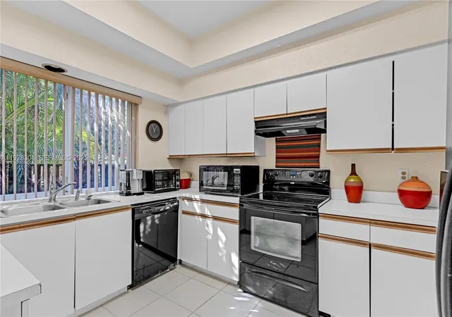 5th image of 10132 Nw 4Th St, Plantation, FL 33324 | MLS# A11928304