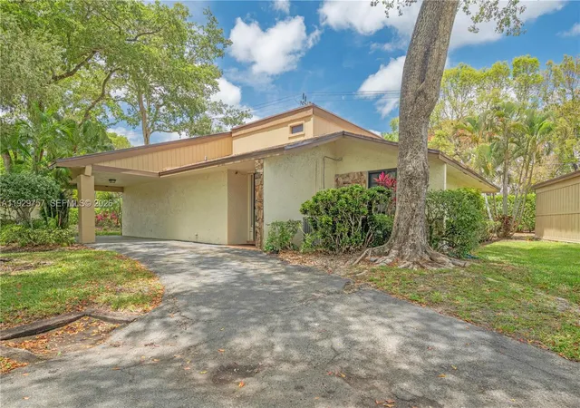 2nd image of 8097 Royal Palm Cir, Tamarac, FL 33321 | MLS# A11929757