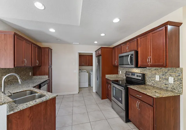 4th image of 3 S Granada Ln, Port St Lucie, FL 34952 | MLS# R11147277