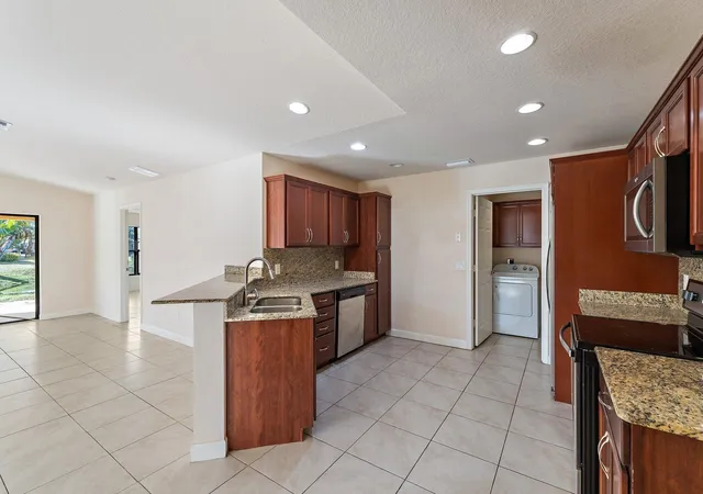5th image of 3 S Granada Ln, Port St Lucie, FL 34952 | MLS# R11147277