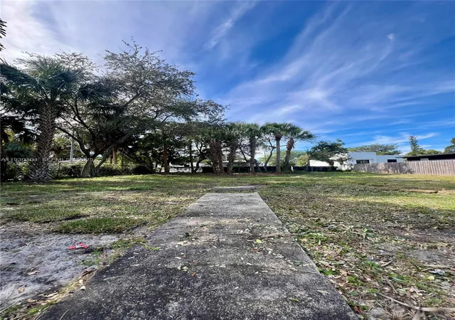 3rd image of 633 Nw 14Th Ter, Fort Lauderdale, FL 33311 | MLS# A11930104