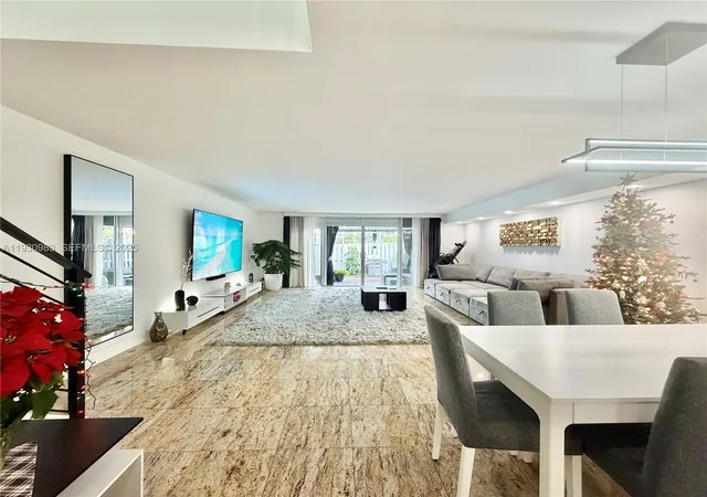 2nd image of 934 Ne 27th Ave, Hallandale Beach, FL 33009 | MLS# A11930983