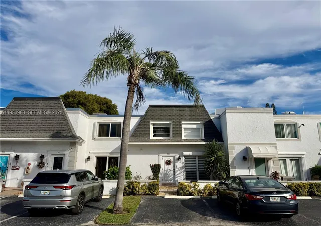 45th image of 934 Ne 27th Ave, Hallandale Beach, FL 33009 | MLS# A11930983