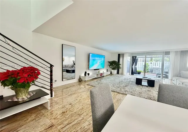 5th image of 934 Ne 27Th Ave, Hallandale Beach, FL 33009 | MLS# A11930983