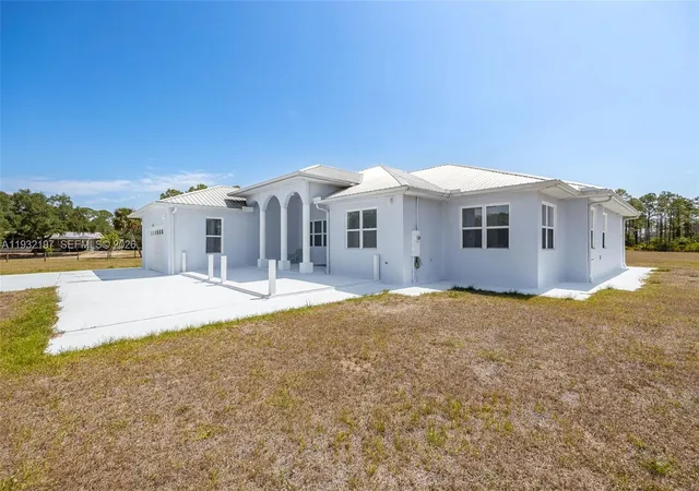 3rd image of 1083 Pollywog Dr, Labelle, FL 33935 | MLS# A11932197