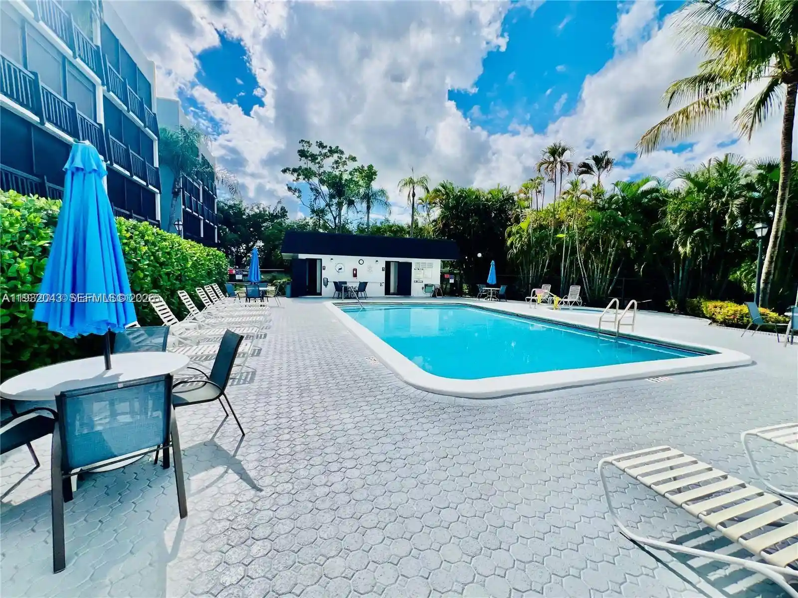 Listing Photo 1 - Condo for sale in 1021 Mockingbird Ln located at 1021 Mockingbird Ln, Plantation, FL 33324 - Unit #215