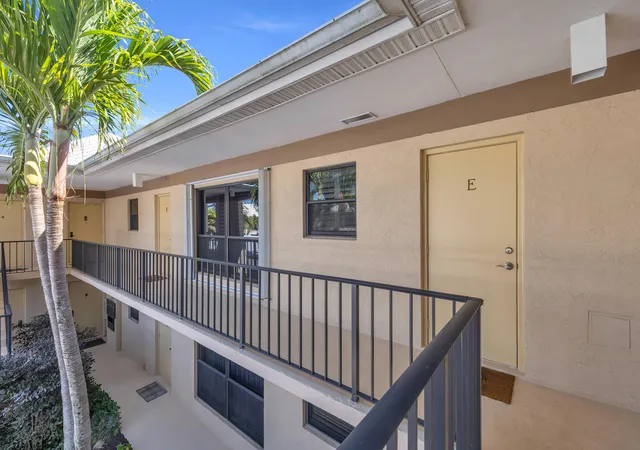 Photo 2 of Condo for sale at 4 Se Turtle Crk Dr #E, Jupiter, FL 33469 | MLS# R11148876 | Listing updated on 2026-09-23