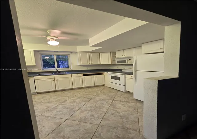 Homes for sale in Pompano Beach, FL | 3201 Se 12Th St #B3, Pompano Beach, FL 33062 | MLS# A11934202