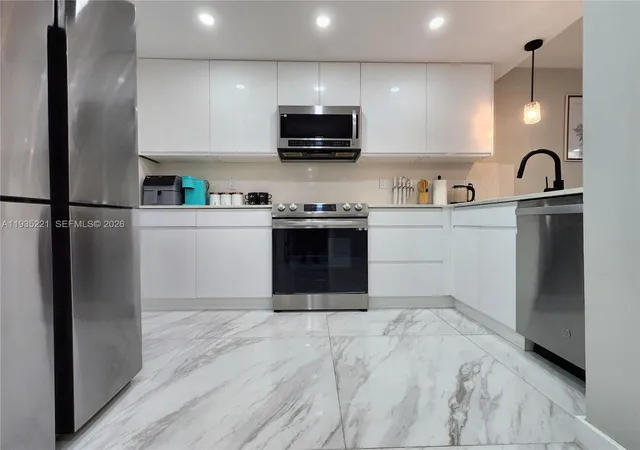 3rd image of 3725 S Ocean Dr #425, Hollywood, FL 33019 | MLS# A11935221