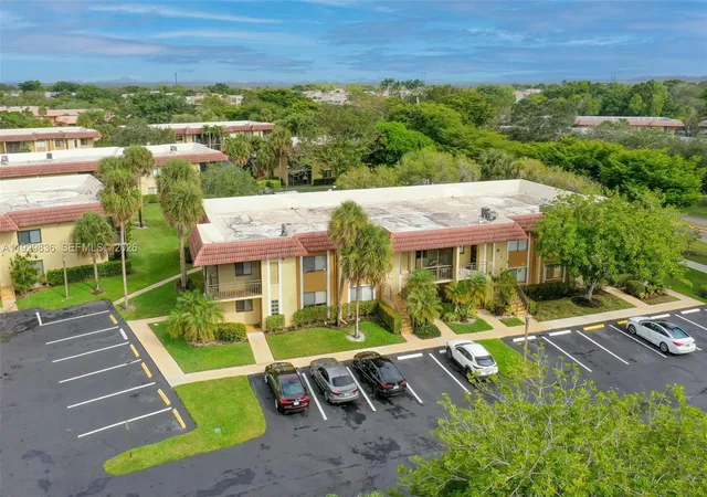 Homes for sale in Weston, FL | 325 Lakeview Dr #102, Weston, FL 33326 | MLS# A11929836