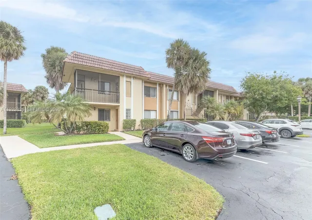 Homes for sale in Weston, FL | 325 Lakeview Drive, Weston, FL 33326 | Houzeo