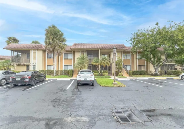 Homes for sale in Weston, FL | 325 Lakeview Dr #102, Weston, FL 33326 | MLS# A11929836