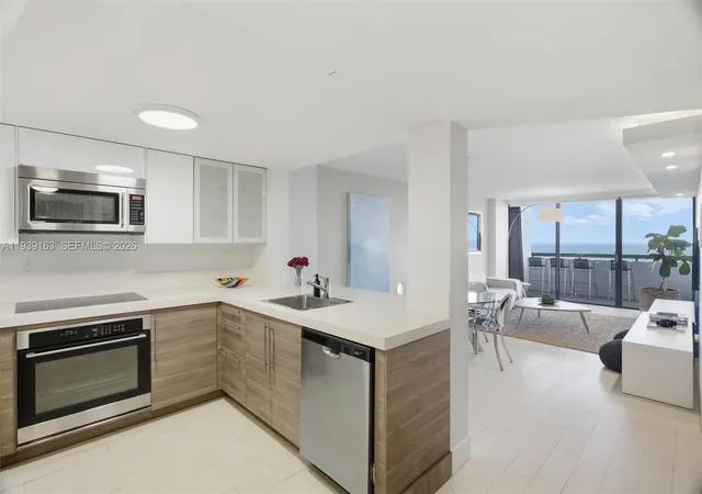 2nd image of 2555 Collins Ave #2105, Miami Beach, FL 33140 | MLS# A11939163