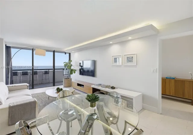 4th image of 2555 Collins Ave #2105, Miami Beach, FL 33140 | MLS# A11939163