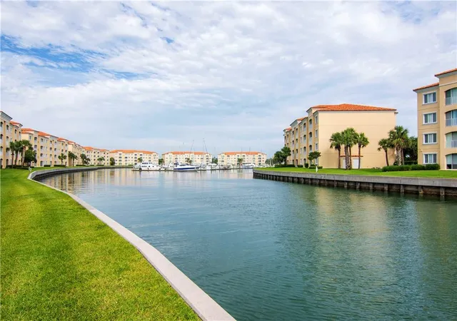 2nd image of 19 Harbour Isle Dr #106, Fort Pierce, FL 34949 | MLS# F10543311