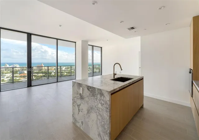 3rd image of 500 Alton Rd #2207, Miami Beach, FL 33139 | MLS# A11940168