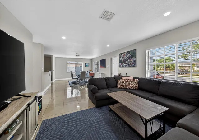 Photo 3 of Single family home for sale at 348 Nw 40th Court, Oakland Park, FL 33309 | MLS# F10543638 | Listing updated on 2026-09-23