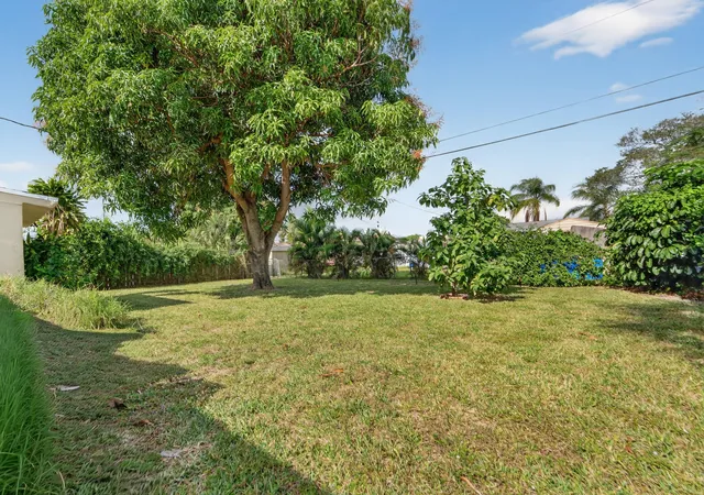 3rd image of 2105 Worthington Rd, West Palm Beach, FL 33409 | MLS# R11152689
