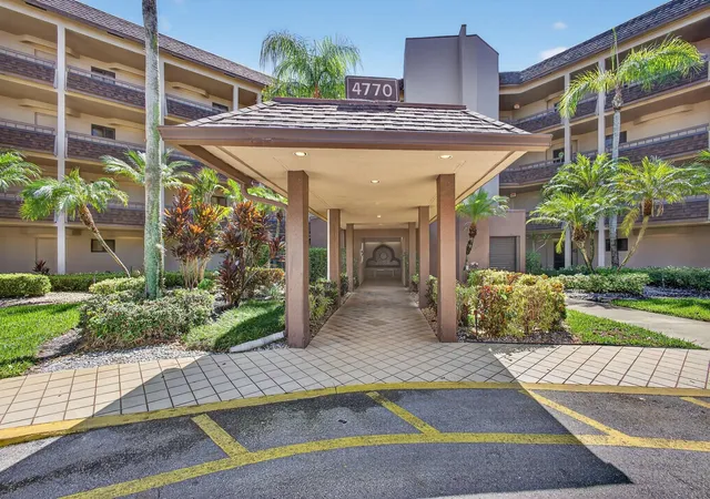 Listing Photo 4 - Condo for sale in building located at 4770 Fountains Dr, Lake Worth, FL 33467 - Unit #104