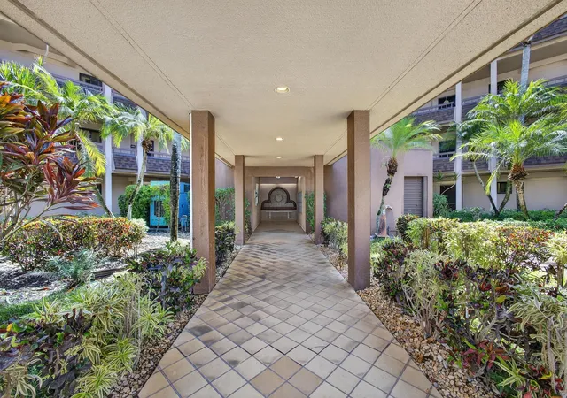 Listing Photo 5 - Condo for sale in building located at 4770 Fountains Dr, Lake Worth, FL 33467 - Unit #104