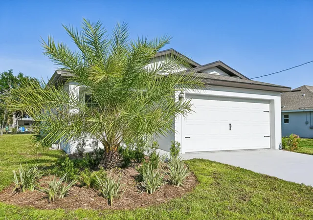 Photo 2 of Single family home for sale at 5606 Seagrape Dr, Fort Pierce, FL 34982 | MLS# F10544609 | Listing updated on 2026-10-01