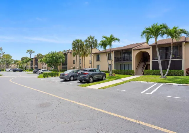 3rd image of 623 Sea Pine Wy, West Palm Beach, FL 33415
