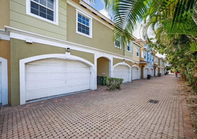Photo 2 of Townhouse for sale at 3024 Ne 5th Terrace #10, Wilton Manors, FL 33334 | MLS# F10544061 | Listing updated on 2026-10-11