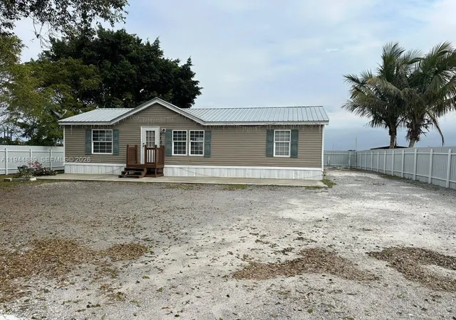 2nd image of 1122 Johnson Rd, Clewiston, FL 33440 | MLS# A11944889