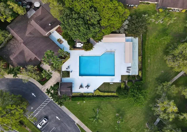 3rd image of 64 Macadamia Ct, Royal Palm Beach, FL 33411 | MLS# F10545478